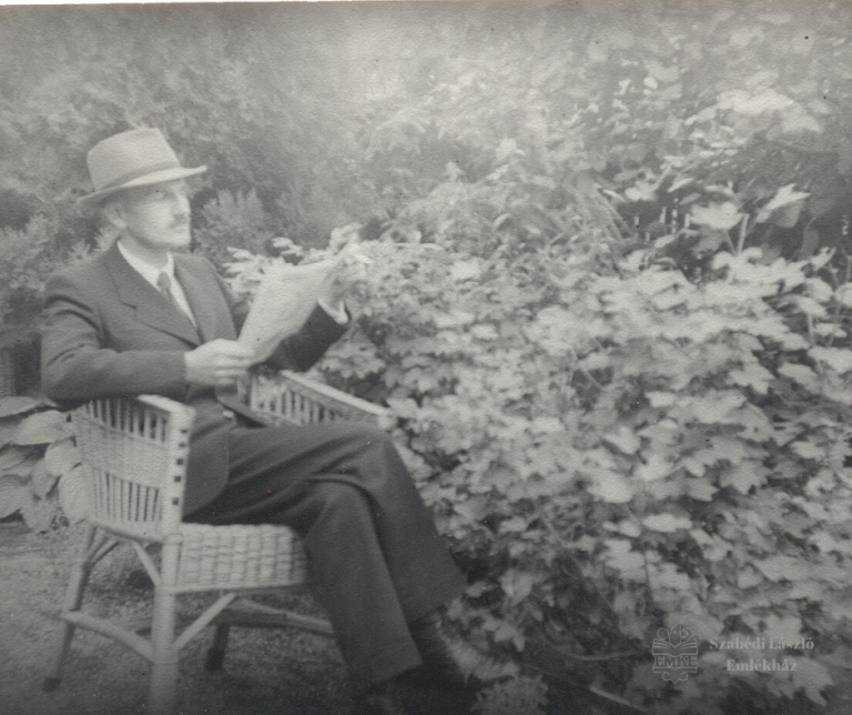 Szabedi Laszlo kertben